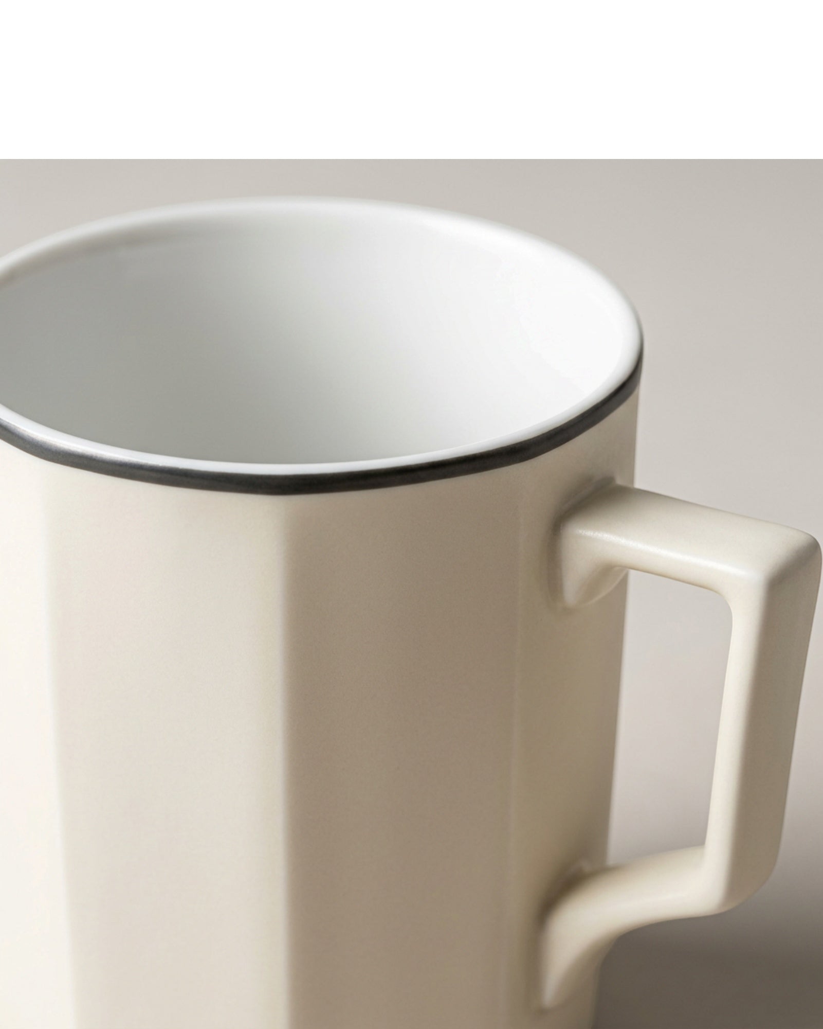 Zexan Faceted Porcelain Coffee Mug 330 ml Ivory and Graphite - Detail view